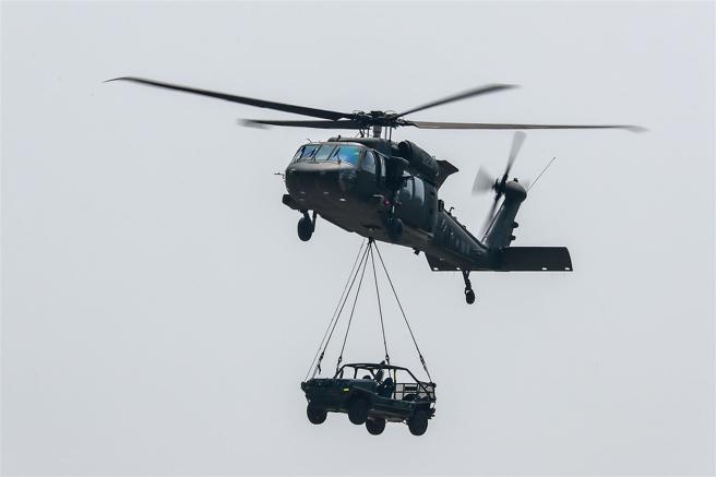 UH-60M黑鹰直升机执行军品吊挂任务。（本报资料照片）