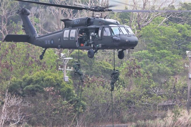  要通过一连串训练，才能正式执行空中突击任务。（本报资料照片）