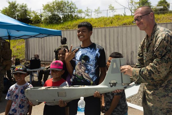 小朋友和小型无人机开心合影。（取自DVIDS网站）