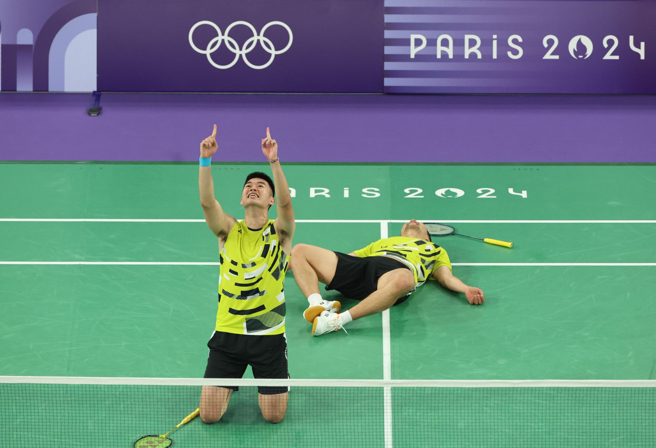2024巴黎奥运羽球男子双打金牌战，中华队李洋（后）、王齐麟（前）战胜中国大陆组合拿下金牌。（中时奥运採访团摄）