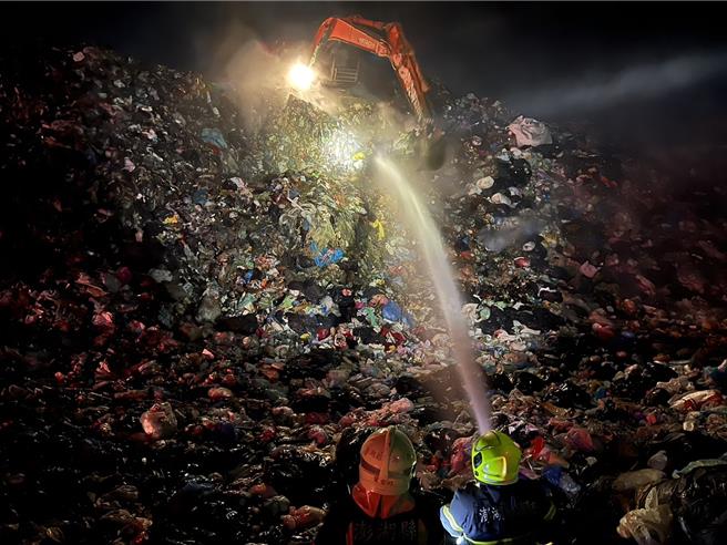 2024年8月5日澎湖縣／澎湖紅羅垃圾場內的垃圾5日凌晨再竄火，湖西鄉公所調度1部挖掘機進場開挖垃圾，配合警消殘火處理。（澎湖消防局提供／許逸民澎湖傳真）