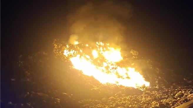 2024年8月5日澎湖縣／澎湖紅羅垃圾場內的垃圾5日凌晨再竄出明火，經紅羅安檢所發現通報警消。（澎湖消防局提供／許逸民澎湖傳真）