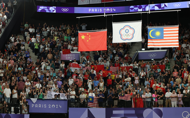 巴黎奧運羽球男子雙打金牌戰，中華隊李洋、王齊麟戰勝中國大陸組合拿下金牌。中華隊旗隨著國旗歌聲在場中冉冉升起。（中時奧運採訪團攝）