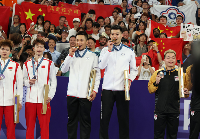 2024巴黎奧運羽球男子雙打金牌戰，中華隊李洋（左三）、王齊麟（右二）戰勝中國大陸組合拿下金牌。（中時奧運採訪團攝）