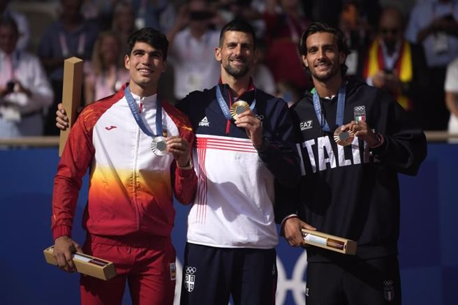 銀牌阿卡瑞茲(左起)、金牌喬柯維奇、銅牌義大利穆薩提。（美聯社）