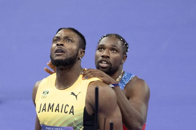 牙買加湯普森(左)、美國萊爾斯等待大會判決。（美聯社）