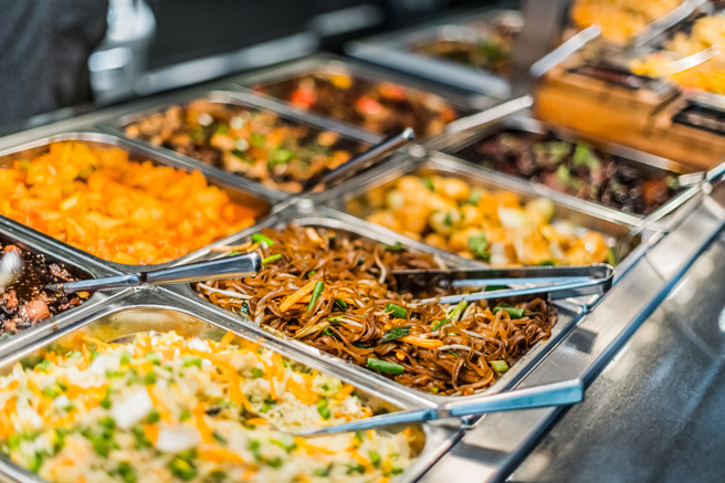 自助餐能讓外食族們選擇菜色，較容易達到營養均衡。（示意圖，Shutterstock／達志）