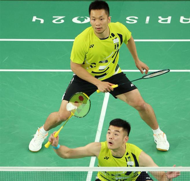 2024巴黎奥运羽球男子双打金牌战，中华队王齐麟（前）、李洋（后）出战大陆组合，拿下金牌。（中时奥运採访团摄）
