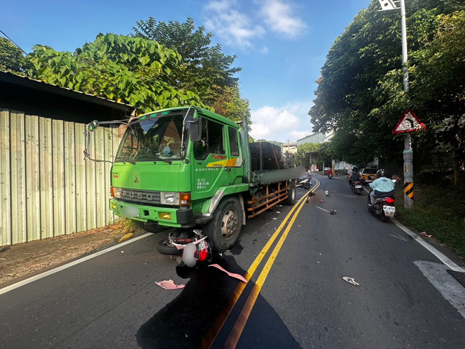 车祸现场画面。（图 / 刘咏韵翻摄）