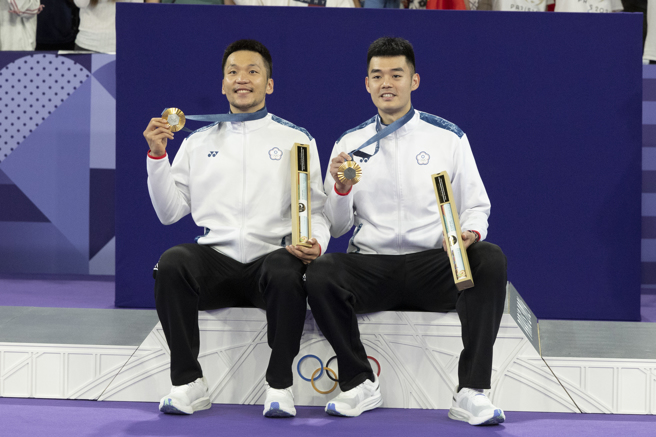 2024巴黎奥运羽球男子双打金牌战，中华队李洋（左）、王齐麟（右）完成连霸，赛后两人一同与金牌合影。（中时奥运採访团）