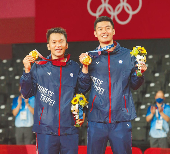 东京奥运羽球男子双打，中华队王齐麟（右）与李洋（左）以直落二方式击败大陆对手拿下金牌。（资料照,季志翔摄）
