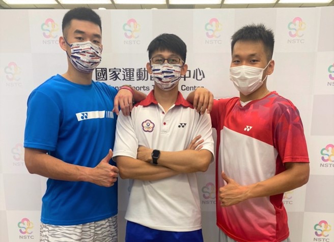 羽球男双王齐麟（左）、李洋（右）与教练陈宏麟（中）。（国训中心提供）