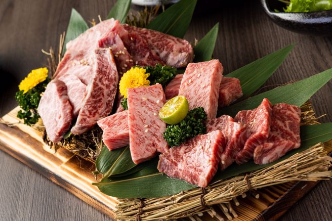 橘焱餐飲集團旗下「一牛楽」，主打一次品嘗日本飛驒、近江、宮崎各區和牛共36部位的「一牛到胃」。（一牛楽提供）