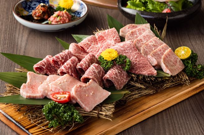 橘焱餐飲集團旗下「一牛楽」讓民眾免出國就可以一次品嘗如大理石雪花般A5頂級和牛。（一牛楽提供）