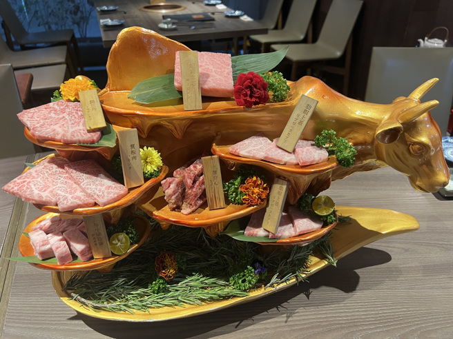 「一牛楽」主打一次品嘗日本飛驒、近江、宮崎各區和牛，業者還貼心把整頭牛模型端出，分門別類放置不同部位肉品，霸氣十足。（林金池攝）
