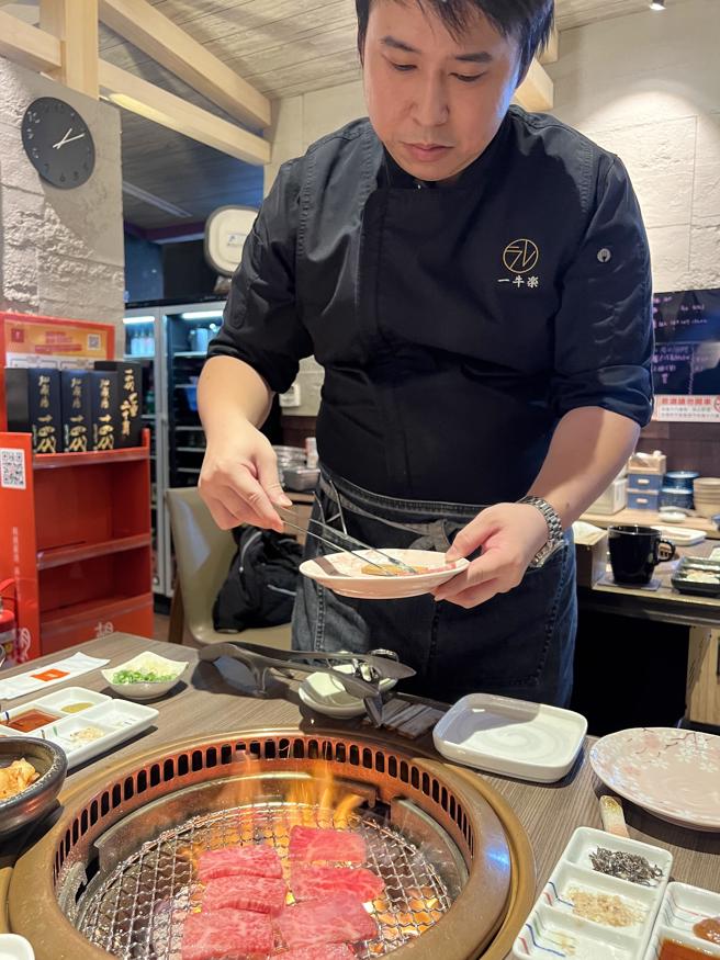 現場提供親切且專業桌邊燒肉服務，依照油花、肉質的不同以不同火候燒烤，不用動手就可以享受舌尖上的美味！（林金池攝）