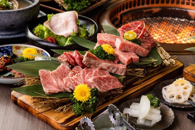民眾不用出國就可以一次品嘗日本飛驒、近江、宮崎各區頂級和牛，堪稱夢幻逸品燒肉店。（一牛楽提供）