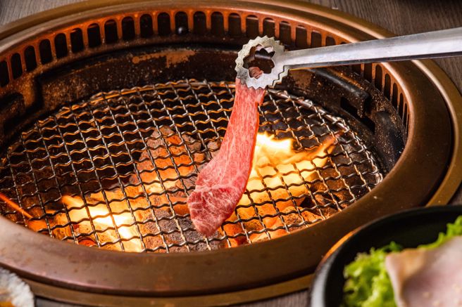 餐廳提供專業桌邊服務，一片片大理石雪花的的牛肉，在適切的火侯下瞬間產生梅納反應，外表黃金酥脆、內部鮮嫩多汁，令人回味無窮。（一牛楽提供）