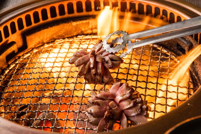 鎮店招牌牛舌花，全賴師傅精湛的刀工，只取出最好的部位，宛如一朵綻開的花朵，在專業炭火的燒烤下，入口感彈脆、毫無腥味，咀嚼後還會有種令人迷醉的香氣，堪稱一絕。（一牛楽提供）