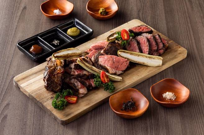 戰斧牛排可分切為肋眼芯、老饕肉、骨邊肉共3大部位，適合多人一起享用，搭配店內的特調醬汁或是簡單的海鹽調味，都是獨一無二的享受。（一牛楽提供）