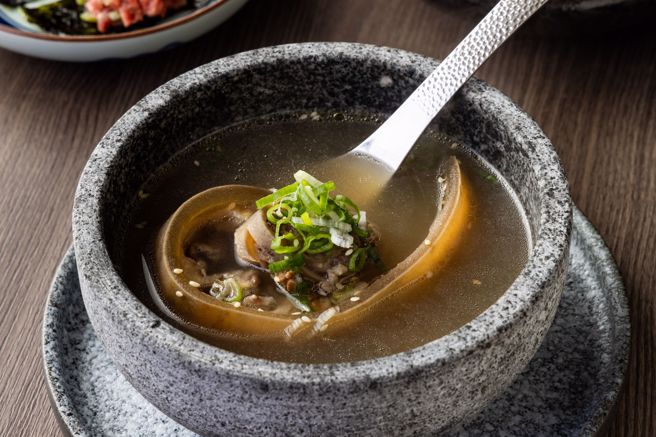 柚香牛尾湯以牛骨、蘋果、洋蔥、白蘿蔔等食材經過6小時熬煮的大骨湯頭，入口醇厚回甘。（一牛楽提供）