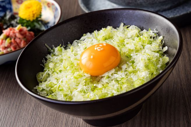 到店內如果不品嘗月見鹽蔥飯就如同入寶山空手而回，選用越光米烹煮，費時至少一小時，米飯超飽滿，加上三星蔥的蔥白，最後在放上新鮮蛋黃，將三者混合攪拌風味絕佳，吃一口就會停不下來。（一牛楽提供）