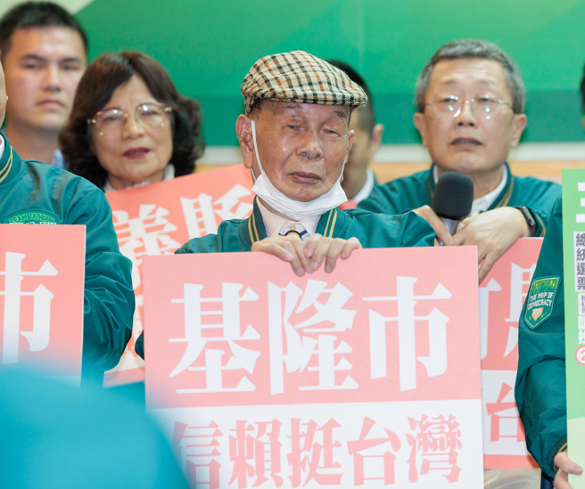 总统府日前公布国策顾问、资政名单，其中总统赖清德98岁的舅舅、基隆庆安宫主委童永（中）获聘资政，引发外界热议。（中时资料照，郭吉铨摄）