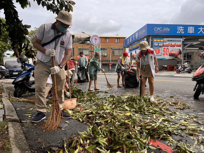 信義房屋中都店協助社區進行颱風天過後環境清理。(圖/信義房屋 提供)