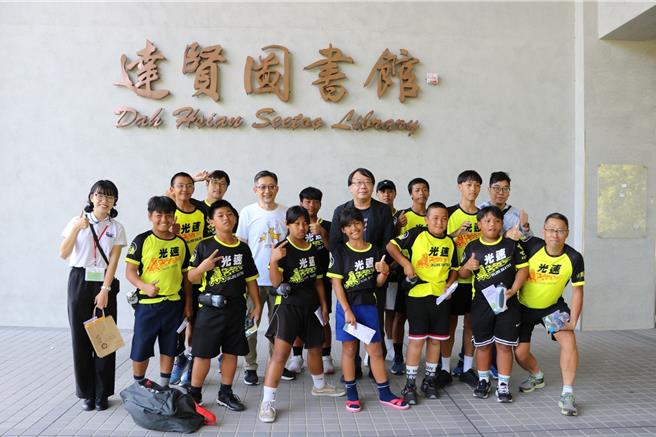 政大图书馆馆长廖文宏（后排右五）接待来自台东信义国小及屏东泰武国小学生，进行达贤图书馆的导览。（政大提供／林志成台北传真）