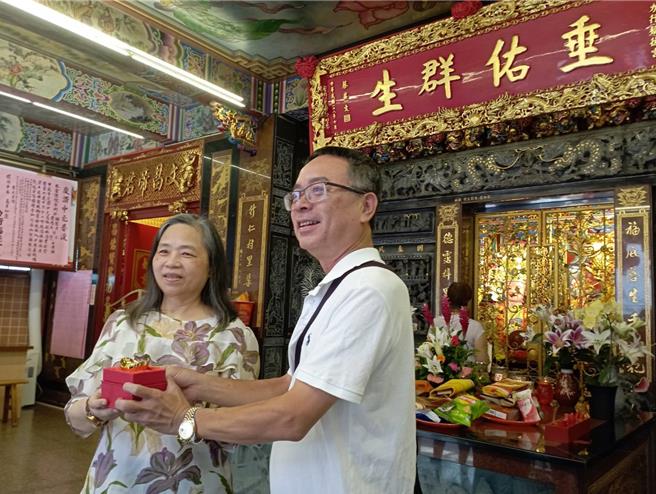 李洋媽媽5日上午再度來到中和力行福德宮感謝眾神，致贈吉祥物及麟洋紀念酒。（力行福德宮提供）