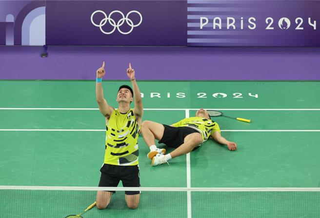 李洋／王齊麟4日驚險擊敗大陸選手，奪下羽毛球男雙金牌，順利衛冕成功。（中時奧運採訪團）