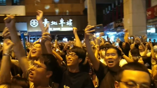 根据这段曝光的影片，可以看见「麟洋配」夺金瞬间，现场数千名民眾起身欢呼、掌声不断，气氛达到了顶点。（图 / 截自「社会观察学院」）