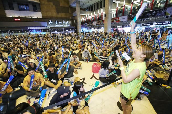 巴黎奥运男子羽球双打金牌战，昨晚间10时10分登场，由中华队「麟洋配」出战大陆队梁伟铿、王昶；画面为中华电信在台北车站大厅举办应援直播活动，爆满的民眾为「麟洋配」加油。（黄世麒摄）