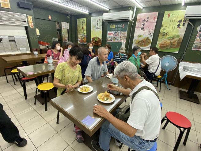 基隆市区一家蚵仔煎店面，为了庆祝羽球国手夺得巴黎奥运首面金牌，5日上午起免费提供500份，与国人共享荣耀。（张志康摄）