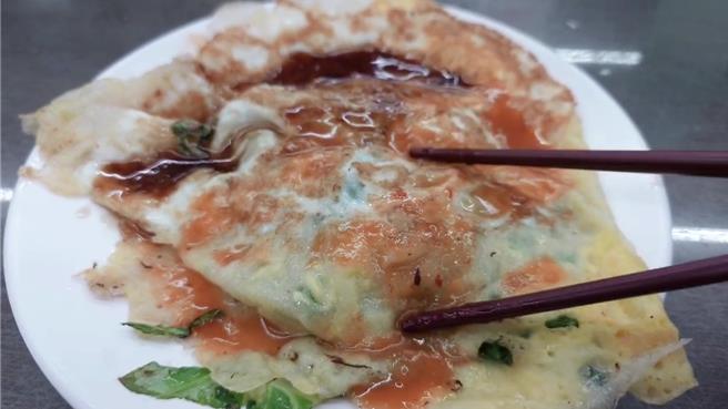 基隆市区一家蚵仔煎店，为了庆祝羽球国手夺得巴黎奥运首面金牌，5日上午起免费提供500份，与国人共享荣耀。（张志康摄）