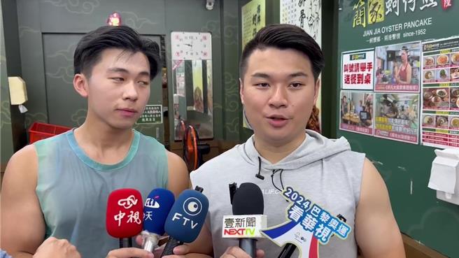基隆市一家蚵仔煎店，庆祝麟洋配夺金，免费赠送500份蚵仔煎，老板高嘉和（右）表示，他和学弟余尚哲（左）都曾有国手梦，此举希望尽一己之力，与国人共同分享荣耀。（张志康摄）