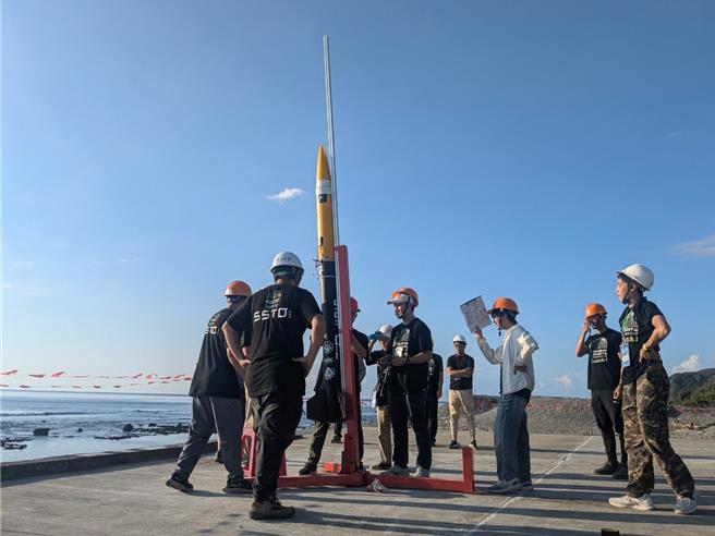 由陽明交大太空系統工程研究所11名學生自製的固態火箭SSTO，5日上午7時36分在屏東旭海基地成功發射。（陽明交大提供／陳育賢新竹傳真）