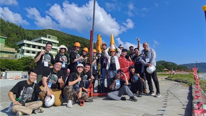 由陽明交大太空系統工程研究所11名學生自製的固態火箭SSTO，5日上午7時36分在屏東旭海基地成功發射。（陽明交大提供／陳育賢新竹傳真）