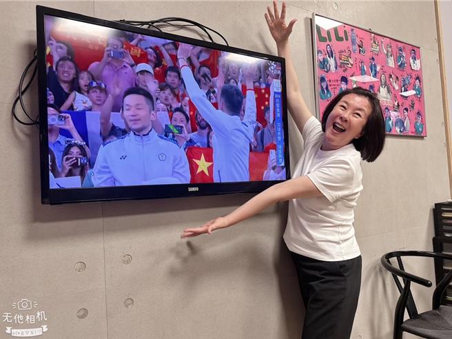 台南市議長邱莉莉開心中華羽球男雙奧運奪金，當場宣布將連發3天雞排。（擷自台南市議長邱莉莉粉絲專頁／程炳璋台南傳真）