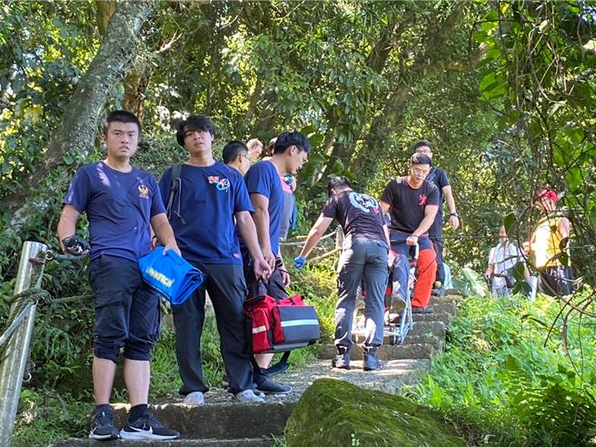 新北土城1名6旬老翁登山時，就因為天氣炎熱難耐，造成突發性呼吸急促和肢體麻痺的狀況，讓其他山友看得怵目驚心，急忙通報消防局，所幸消防人員火速抵達現場並將老翁送醫，才成功撿回1條命。(新北消防局提供)
