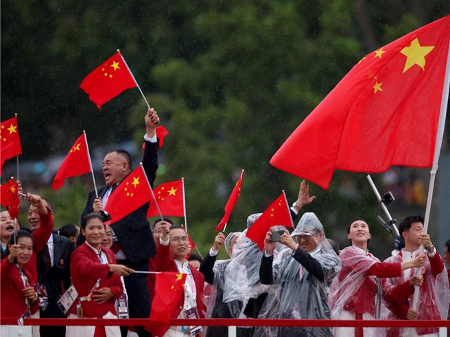 大陸代表隊在巴黎奧運開幕式進場。（圖／路透社）