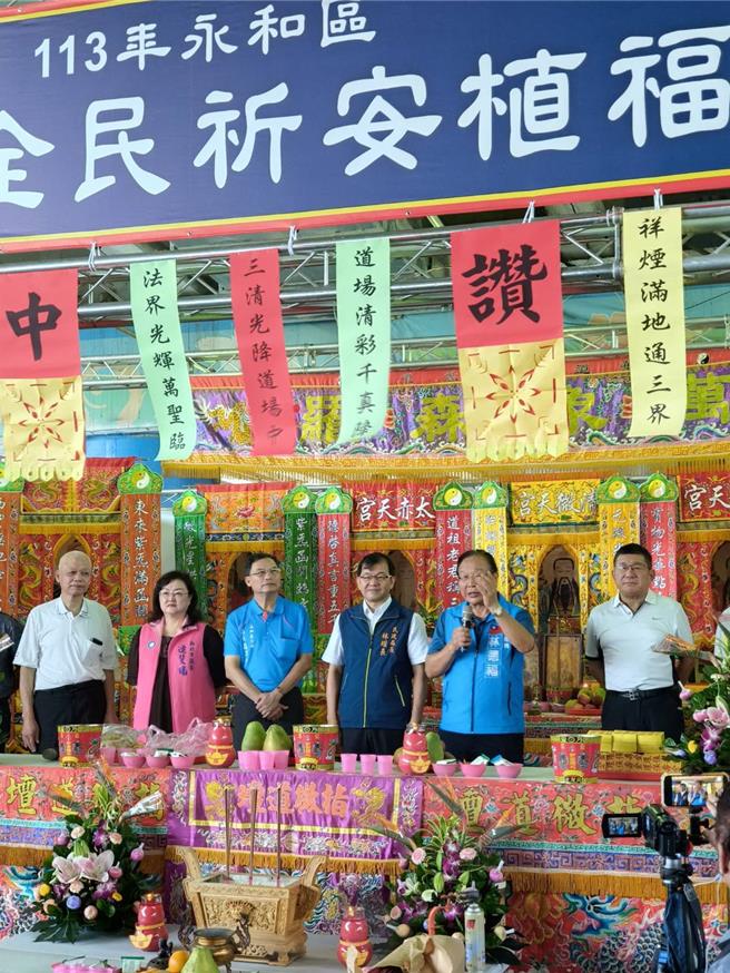 今年由民政局长林耀长代表新北市政府担任法会主祭，期盼透过传统宗教法会及放水灯仪式，诵经超荐及消灾祈福，祈求永和全区风调雨顺平安顺遂。（永和区公所提供）