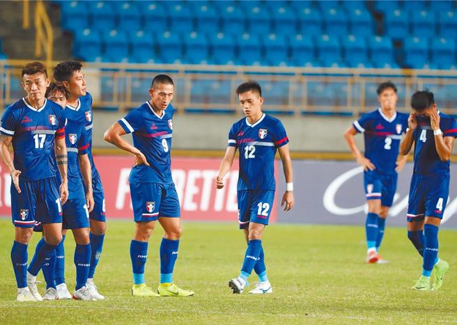 圖為2022卡達世界盃足球賽資格賽，中華隊迎戰尼泊爾最終以0比2輸球。（報系資料照片，陳怡誠攝）