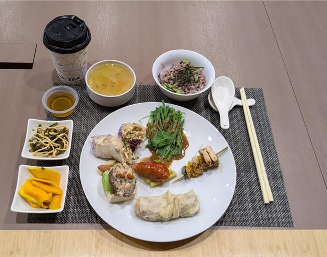 義守大學與觀光餐旅學院學生推出蔬菜料理，圖為筍香炊飯，用堅果的種子入菜以預防心血管疾病（義守大學提供／林瑞益高雄傳真）