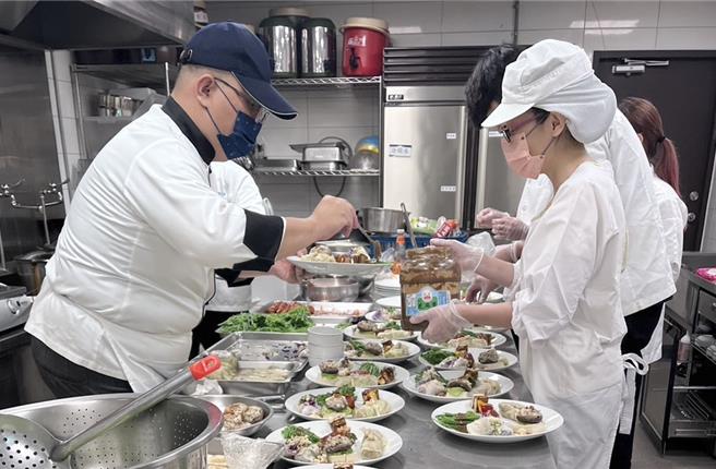 義守大學與觀光餐旅學院學生推出蔬菜料理，圖為廚藝系與營養系師生以創意料理結合手路菜的方式呈現，讓菜色口味更多元。（義守大學提供／林瑞益高雄傳真）