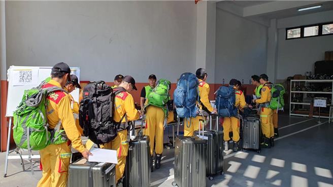 桃園市特搜隊本月輪值國際人道救援，5日自主演練防患未然。(消防提供／蔡依珍桃園傳真)