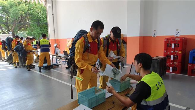 桃園市特搜隊本月輪值國際人道救援，5日自主演練防患未然。(消防提供／蔡依珍桃園傳真)