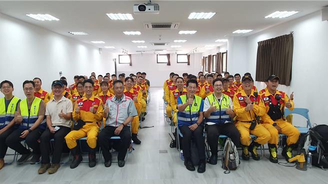 桃園市特搜隊本月輪值國際人道救援，5日自主演練防患未然。(消防提供／蔡依珍桃園傳真)