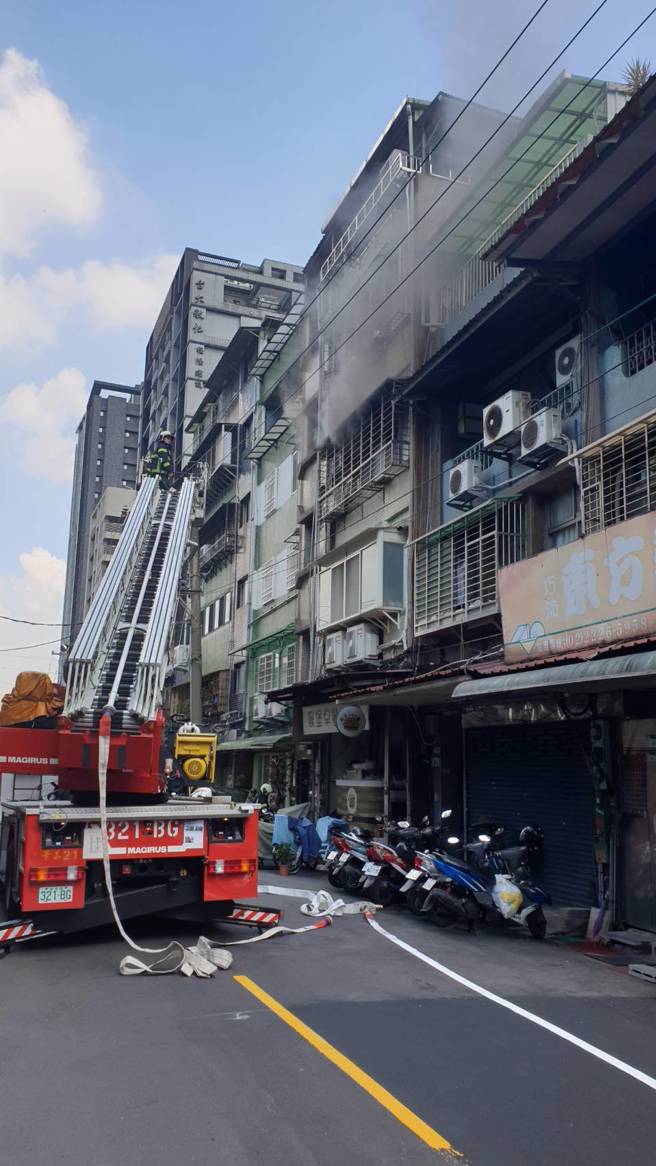台北市文山区溪口街48号3楼公寓，今上午发生火警。（图 / 刘咏韵翻摄）