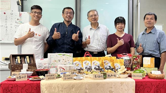 张威展（左二）与卢彦守（左一）连2年自发性拍摄观光行销影片，希望带动游客来东山游玩。（张毓翎摄）